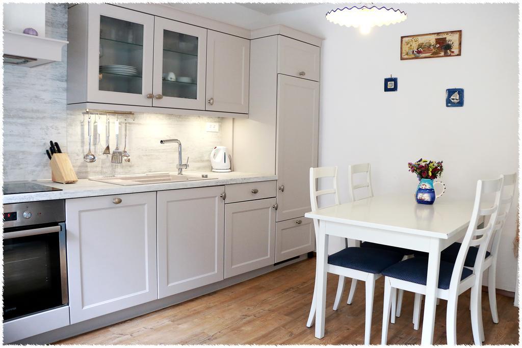 Apartment Dane Primosten Bagian luar foto