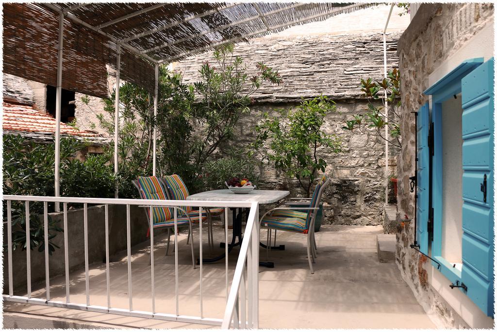 Apartment Dane Primosten Bagian luar foto
