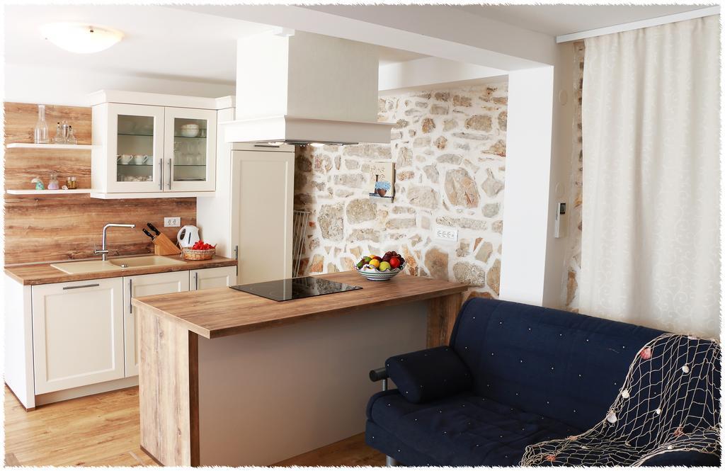 Apartment Dane Primosten Bagian luar foto